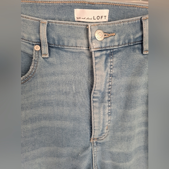 Loft Curvy Frayed Mid Rise Skinny Jeans in Authentic Light Indigo Wash Sz 16/33 - Picture 3 of 7